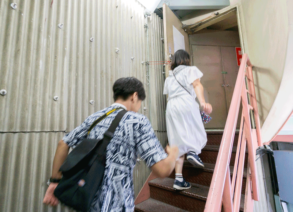 京都タワー展望室へ階段のぼり
