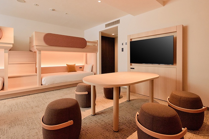 「京都タワーホテル」の「デラックスファミリールーム」お部屋の真ん中にはテーブルとテレビ。