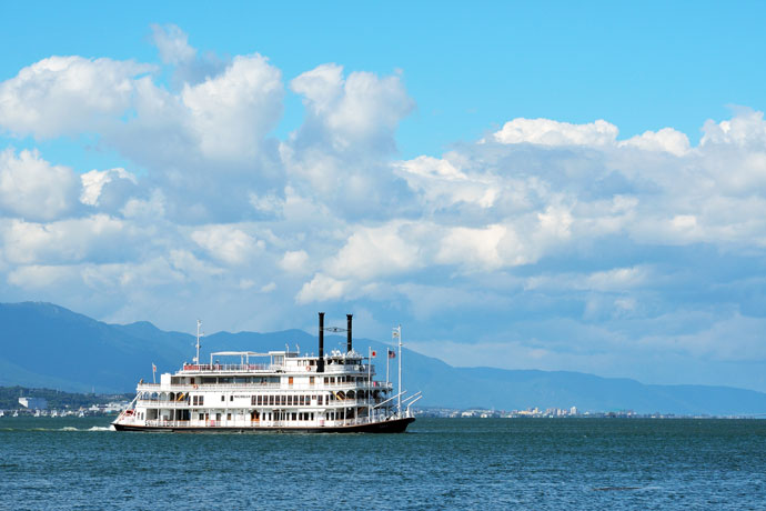 琵琶湖的觀光郵輪