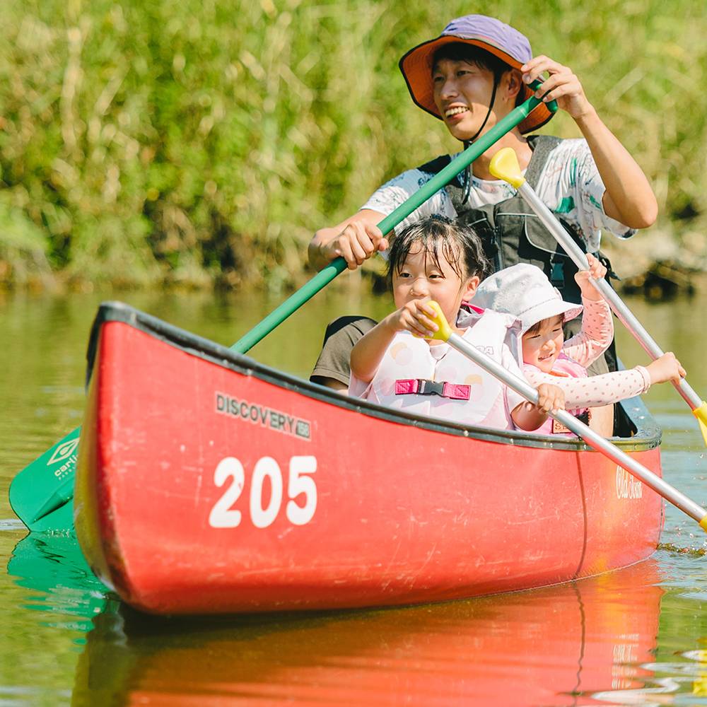 湖畔で過ごす家族時間。