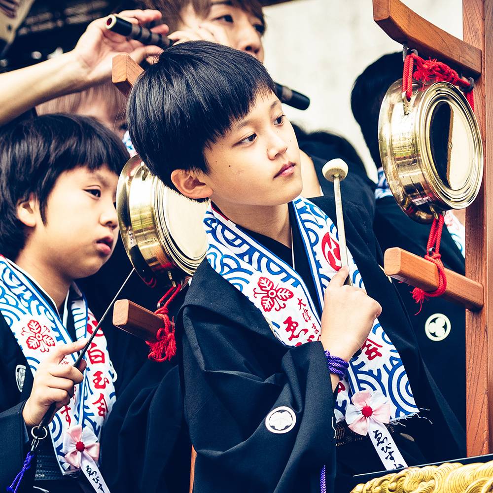 街に響く囃子の音。