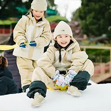 雪遊びに夢中！