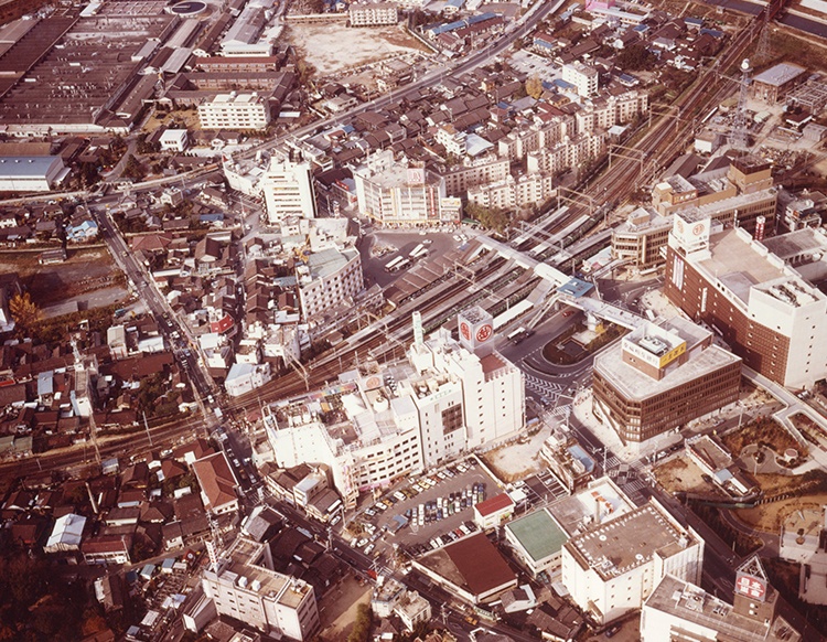 枚方市駅高架前の駅前周辺