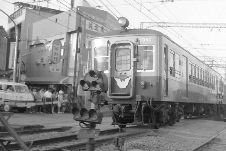 高架化前の枚方市踏切の混雑状況