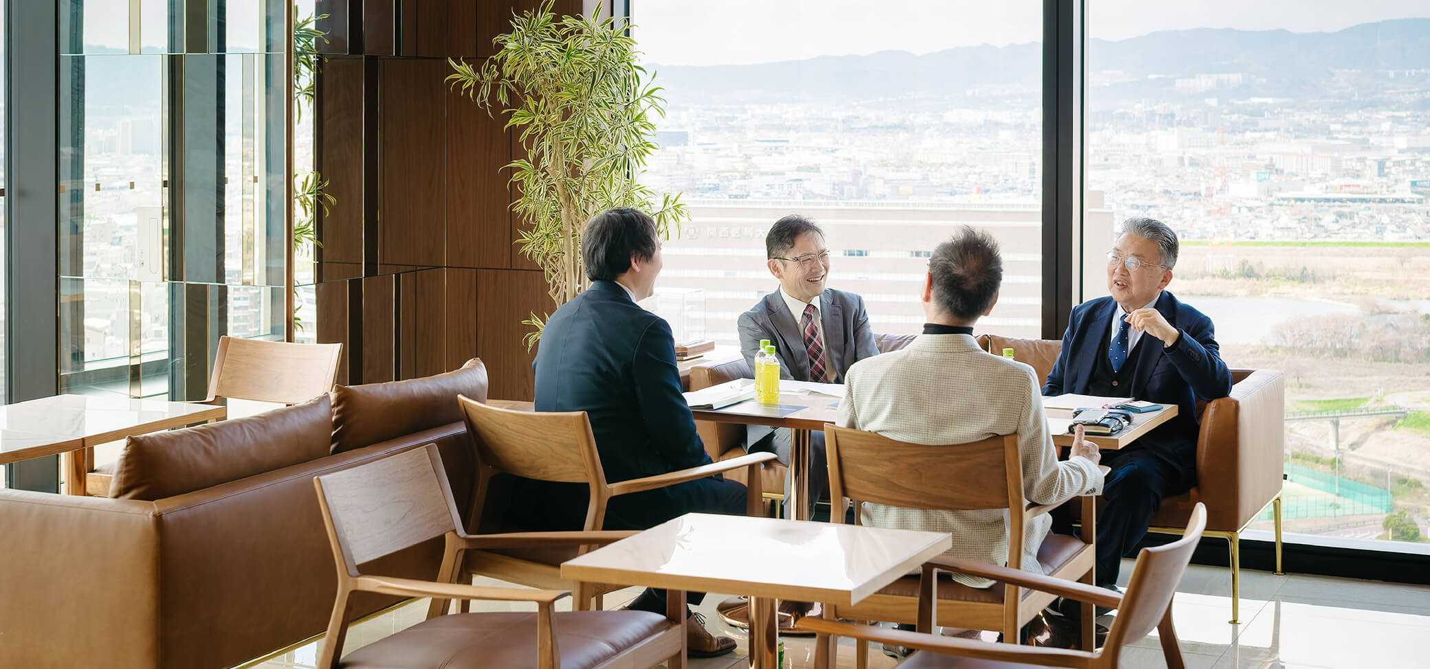 今回の対談は「カンデオホテルズ大阪枚方」のレストランにて行われました