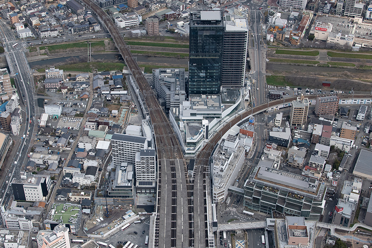 レールを再利用したベンチや、枕木を再利用した植栽