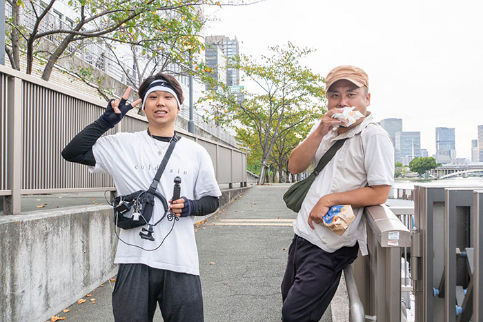 そしてゴールの「八軒家浜船着場」に到着すると、余裕の2人が。