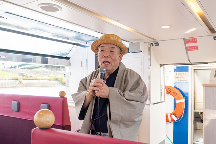 船内では、リナティと同じ高槻で生まれ育った語り部の柗永（まつなが）さんが、淀川の歴史や防災、魅力を語ってくれます。