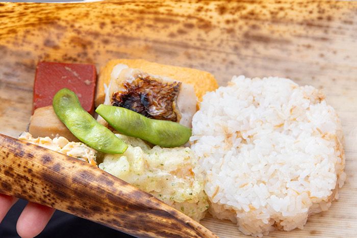 こちらは枚方公園駅近くにある「割烹 藤」のお弁当。