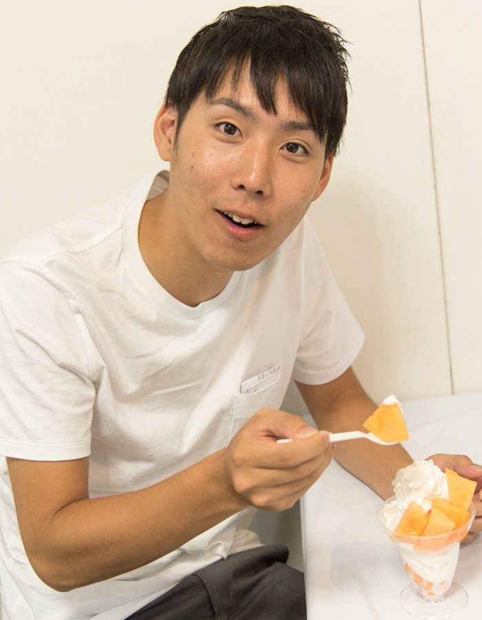 北海道生メロンソフトクリームを食べるパイン＠ひらつー