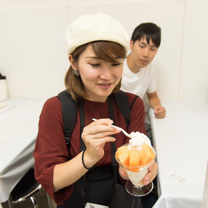 北海道生メロンソフトクリームを食べるばばっち＠ひらつー