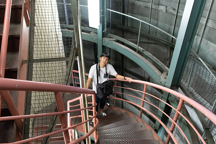 京都タワー展望室へ階段のぼり
