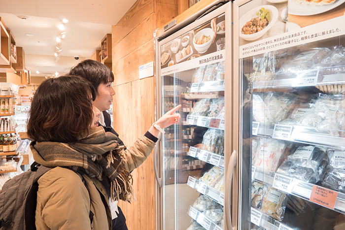 無印良品の冷凍食品を見るふたり