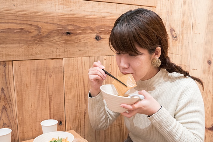 揚げを食べるなぎー