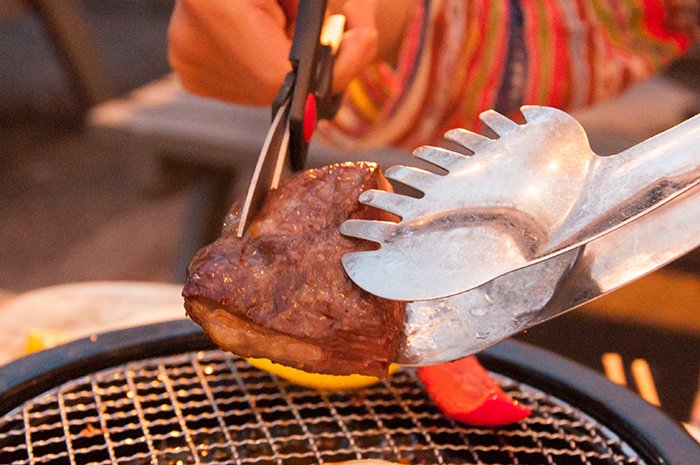 BBQで肉を焼く