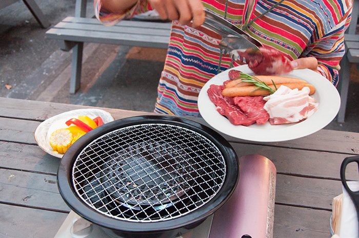 BBQで肉を焼く