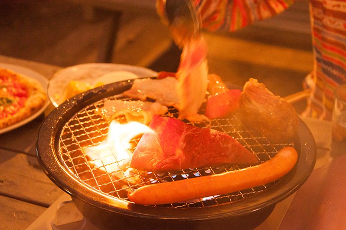 BBQで肉を焼く