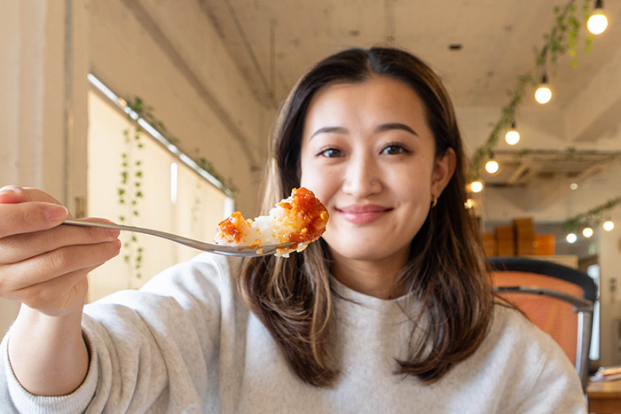 「味変ごはんトマトチーズ」を食べるリナティ