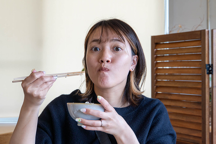 「味変ごはんチーズカレー」を食べるフク