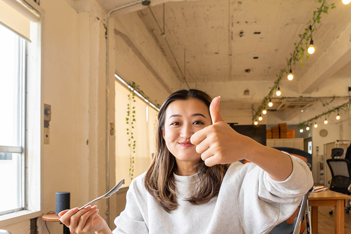 「国産鶏肉の生姜鶏そぼろ」を食べるリナティ