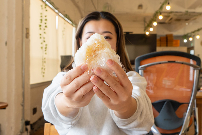 「おにぎりのお供 明太子クリームチーズ風」を食べるリナティ