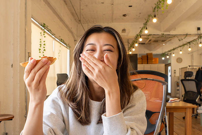 パンを食べるリナティ