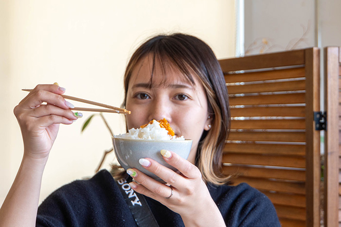 「博多明太子を使った明太子なめ茸」を食べるフク