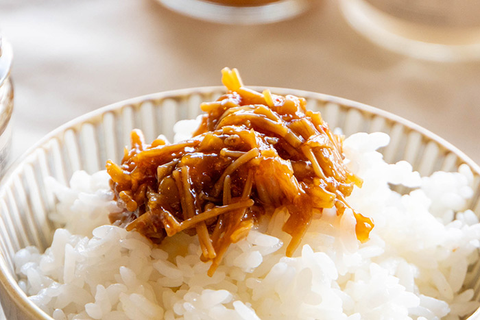 「ご飯の親友ラー油なめ茸」をご飯にのせる