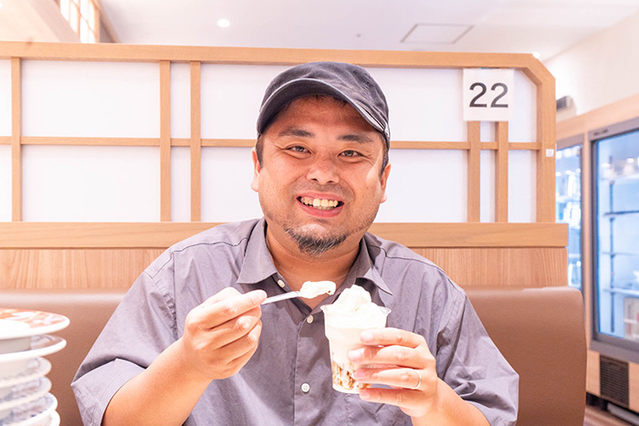 「ソフトクリーム」を食べるすどん