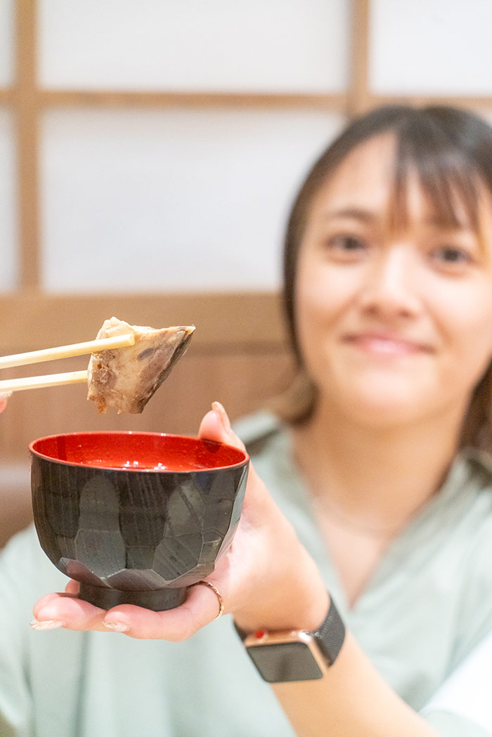 「赤出し」を飲むフク