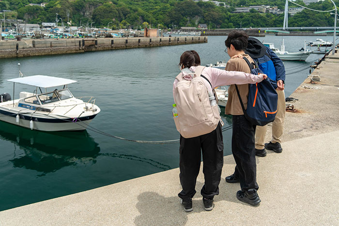 場所選びをする一行