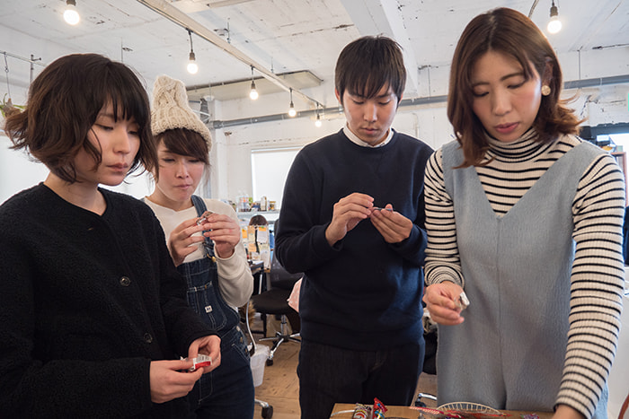 駄菓子を開ける面々