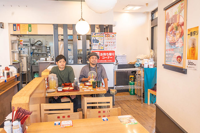 もう限界を迎えている顔をした男たち