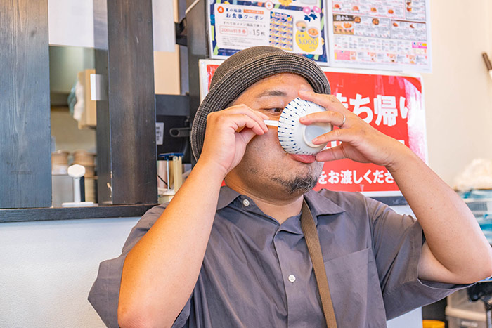 とろろを食べるすどん