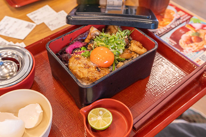 とろたま炭火焼き鶏重/すだち/黒烏龍茶/アップルジュース