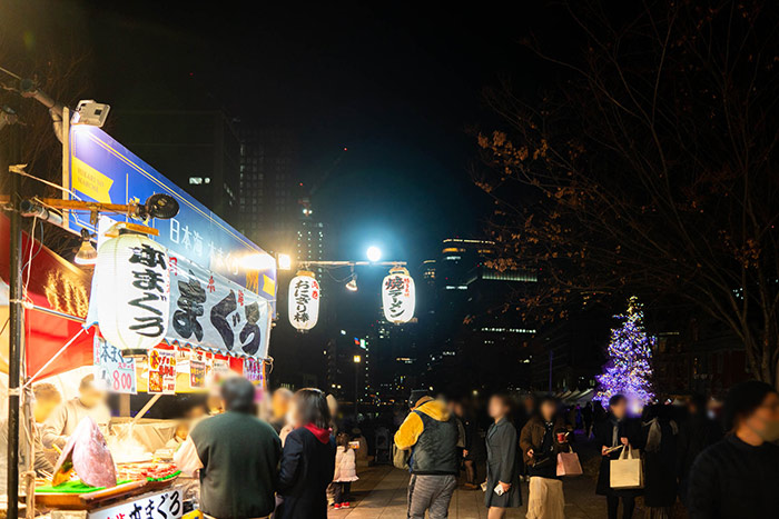 「まぐろ」「焼きラーメン」の横にクリスマスツリー