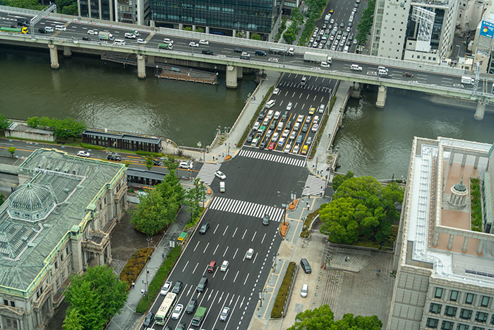 眼の前には御堂筋が通っている