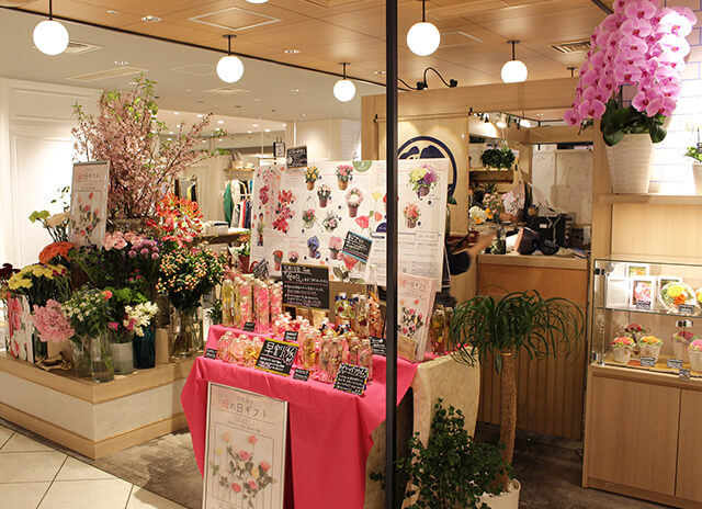 母の日に感謝の気持ちを込めて「フローリスト京阪」へ花束を買いに…