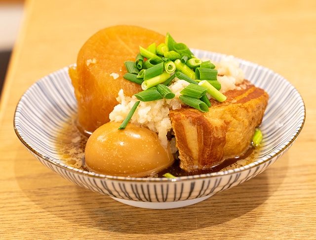 「肉汁餃子と煮込みの酒場。しんちゃん」のしんちゃん煮込み 盛り合わせ／548円