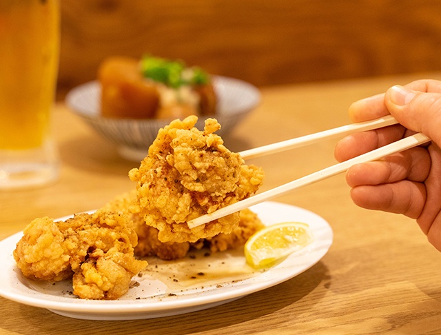 「肉汁餃子と煮込みの酒場。しんちゃん」のでっかい唐揚／449円