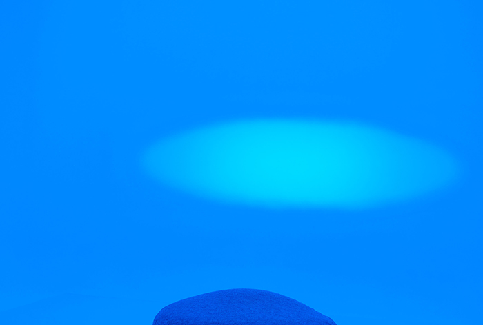 GOOD NATURE HOTEL KYOTOの「瞑想（MU）ROOM（ムルーム）」部屋の中の青い空間