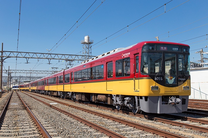 京阪電車の8000系特急車両