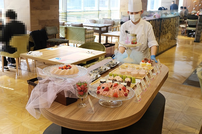 京都タワーホテルスイーツビュッフェ「Sweets Buffet ～Strawberry RETRO CAFE～」