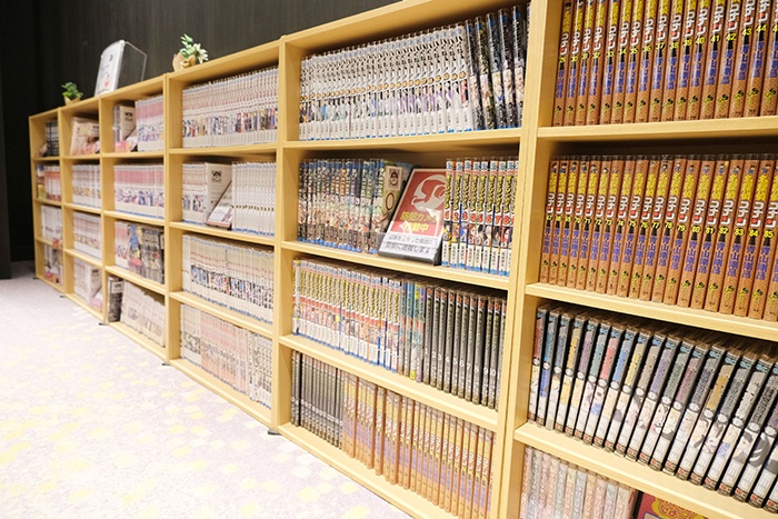 「ホテル京阪 京都八条口」ギャザリングスペースの一角にあるコミックサービス
