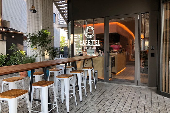「CAFETEL 京都三条 for Ladies」の玄関