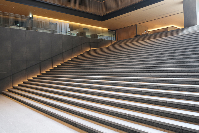 「ザ・サウザンド京都」のロビーに広がる大階段