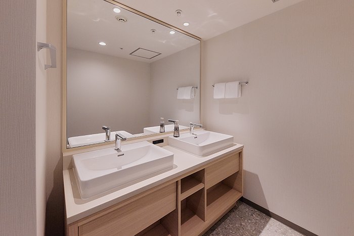 京都タワーホテル「デラックスファミリールーム」バスルームは２室、洗面スペースも広々