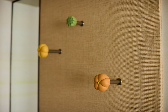 コンセプトルーム「いっぷく」の和菓子をイメージした壁掛け