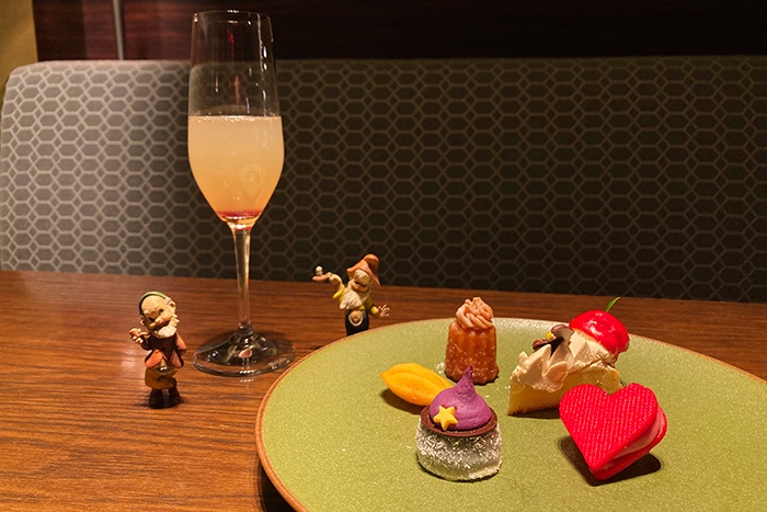 京都センチュリーホテル「アフタヌーンスイーツビュッフェ 白雪姫」アンティーク調のこびとさんを添えて撮ってみた