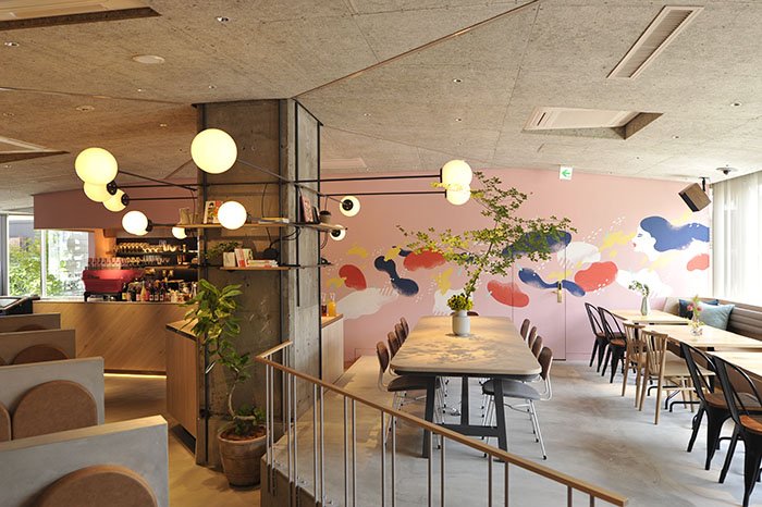 「CAFETEL 京都三条 for Ladies」1階のカフェスペース
